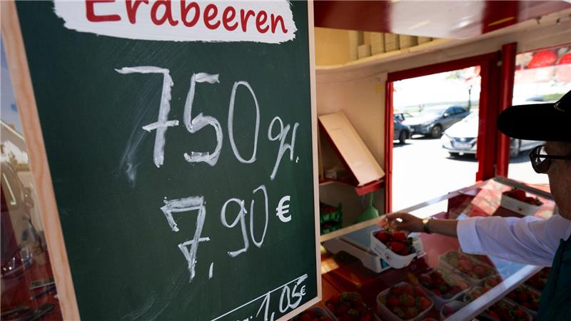 Beim Einkaufen spüren Verbraucherinnen und Verbraucher gestiegene Preise deutlich