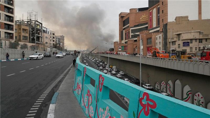 Beim Eintreffen der Einsatzkräfte stand die Halle fast vollständig in Flammen, dichter Rauch stieg in den Himmel.