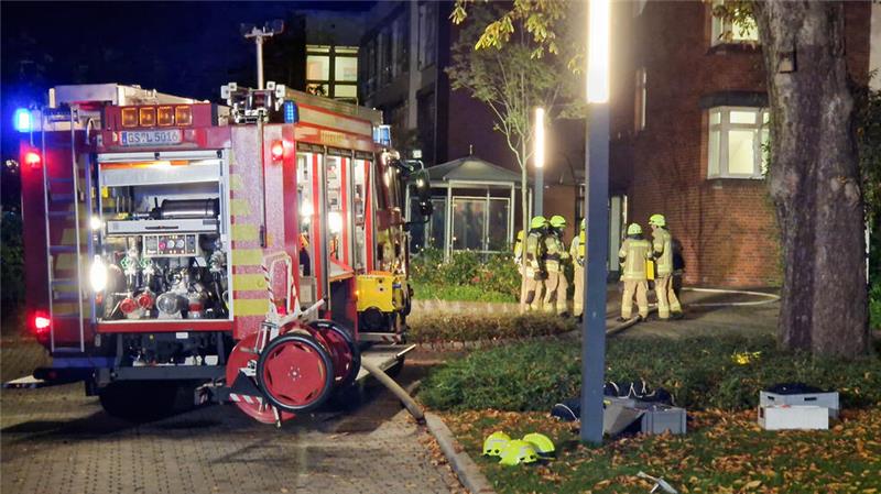 Klinikbrand in Liebenburg: Drei Verletzte durch Rauchgas Beim Eintreffen der Feuerwehr hatten die Klinik-Mitarbeiter bereits begonnen, die Bewohner des betroffenen Gebäudes in Sicherheit zu bringen. Das gesamte Gebäude wurde evakuiert.