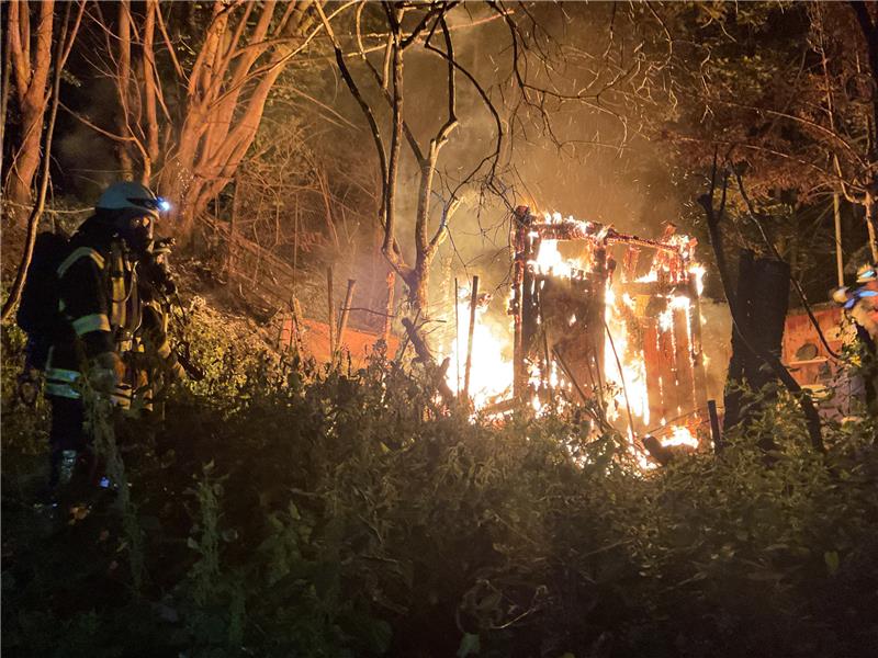 Beim Eintreffen der Feuerwehr war die Hütte bereits teilweise abgebrannt. Fotos: Feuerwehr Goslar