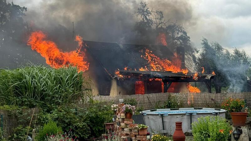 Gartenhaus gerät durch Fahrlässigkeit in Vollbrand Beim Eintreffen der Feuerwehren stand das Gartenhaus bereits in Vollbrand.