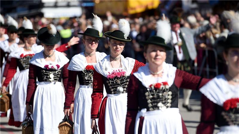 Beim Einzug der Wiesnwirte waren auch viele Trachtengruppen dabei.