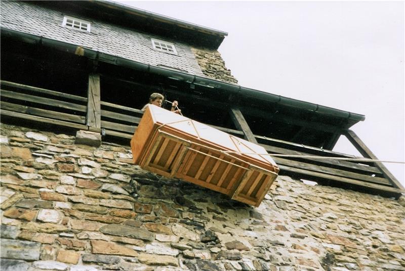Beim Einzug in den Weberturm muss der nicht zerlegbare Küchenschrank mit einer Seilwinde über den Balkon ins Haus gebracht werden, weil er nicht durch das enge Treppenhaus passt.  Fotos: Archiv Borchers