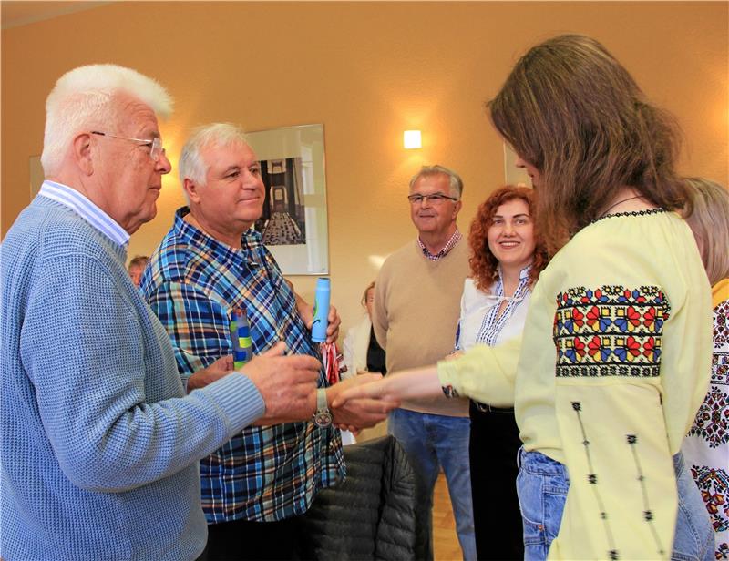 Ukrainische Kinder im Harz: „Etwas Normalität“ für junge Kriegsopfer Beim Empfang der Jugendlichen aus der Ukraine in Schulenberg gibt es erst einmal Geschenke für die Gastgeber und Sponsoren wie Folkert Bruns (links). Foto: Privat