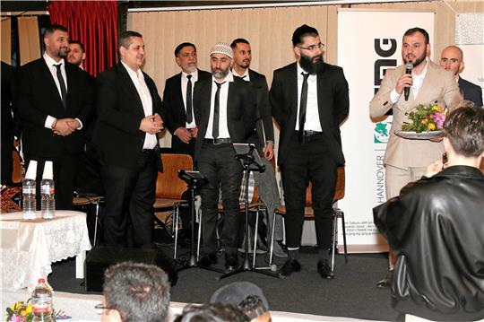 Beim Empfang zum Fastenbrechen in der Wolfshäger Festhalle begrüßt Goslarer Moscheegemeinde-Vorsitzender Ismet Altin viele Gäste aus der Region. Foto: Leifeld