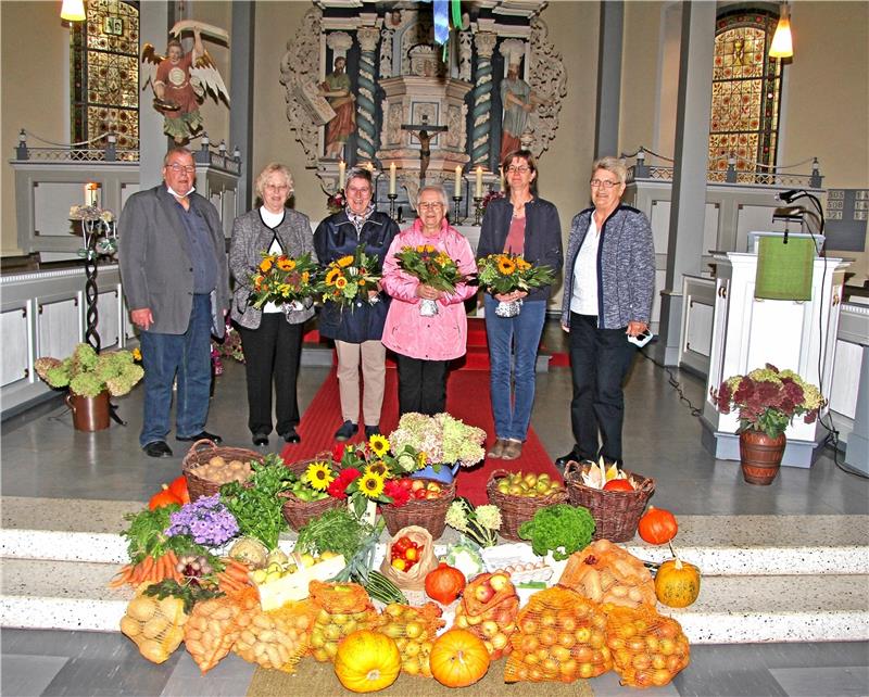 Beim Erntedankgottesdienst vereint (von li.): Reinhard Sauer, Inge Niemeyer, Rita Tillig, Johanna Woyth, Andrea Schlüter und Elke Dreilich.  Fotos: Hohaus
