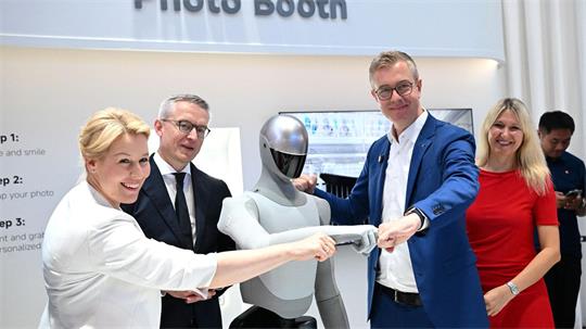 Beim Eröffnungsrundgang zur diesjährigen IFA wurde den Politikern unter anderem ein Roboter der Marke Xiaomi präsentiert.