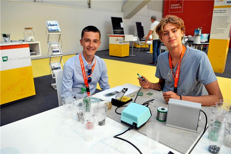 TU Clausthal präsentiert sich auf der IdeenExpo in Hannover Beim Experiment „Strom 2 go“ können sich Schülerinnen und Schüler auf der IdeenExpo in Hannover blinkende TU-Clausthal-Pins selbst zusammenlöten. Foto: TU Clausthal