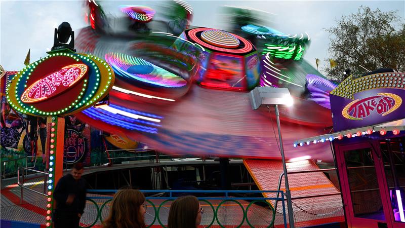 Freitag soll ein „Feuerwerk der Spitzenklasse“ in die Luft gehen Beim Fahrgeschäft „Take Off“ kann einem schon vom Hinschauen schwindelig werden.