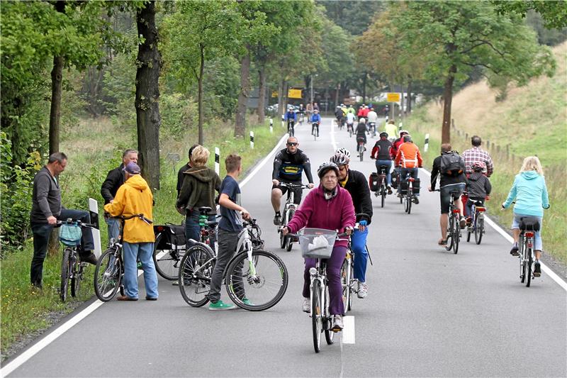 Kreisstraße soll in einen Fahrradweg umgebaut werden Beim Fahrraderlebnistag gehört es dazu, dass Radler die Straße erobern. Künftig soll ein Teilstück der K 24 zum Radweg umgewidmet werden. Foto: GZ-Archiv