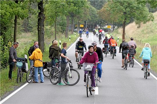 Beim Fahrraderlebnistag gehört es dazu, dass Radler die Straße erobern. Künftig soll ein Teilstück der K 24 zum Radweg umgewidmet werden. Foto: GZ-Archiv
