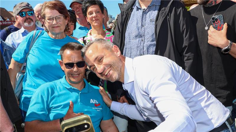 Beim Familienfest wird AfD-Spitzenkandidat Ulrich Siegmund empfangen wie ein Popstar und erfüllt stundenlang Autogramm- und Selfiewünsche.
