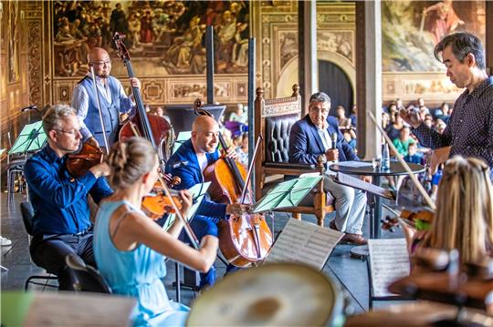 Beim Familienkonzert des Internationalen Musikfestes Goslar-Harz mit „Peter und der Wolf“ wird nach der „Karneval der Tiere“ vorsichtig eine Tradition begründet, die Kinder als Zuhörer in den Mittelpunkt des Konzerts stellt. Zu den Goslarern, die mitspielen, gehört auch Sigmar Gabriel, der als Erzähler auf einem Kaiserstuhl Platz nehmen darf und auf seine Einsätze von Johannes Krebs (Mitte, Cello) wartet. Es dirigiert Sung-Won Yang. Foto: Schenk