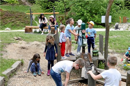 Beim Fest am Freitag auf dem Robinsonspielplatz, veranstaltet vom Verein Bürgern helfen Bürgern, spielen deutsche und ukrainische Kinder gemeinsam. Die Stadt hat im Landkreis die meisten Ukrainer aufgenommen. Foto: Neuendorf