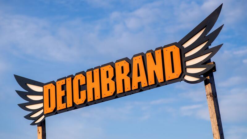 Beim Festival Deichbrand in Nordholz im Landkreis Cuxhaven waren täglich rund 60.000 Musikfans. Auf dem Programm standen mehr als 120 nationale und internationale Künstlerinnen und Künstler.