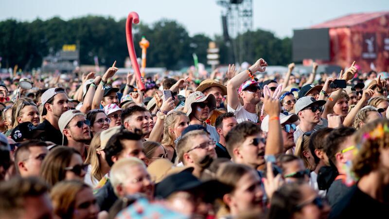 Beim Festival Deichbrand in Nordholz im Landkreis Cuxhaven standen mehr als 120 nationale und internationale Künstlerinnen und Künstler auf dem Programm - aus den Bereichen Hip-Hop, Electro, Pop, Rock, Alternative, Indie und Metal. Täglich waren rund 60.000 Musikfans auf dem Festivalgelände.