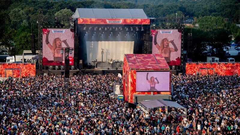 Beim Festival Deichbrand in Nordholz im Landkreis Cuxhaven standen mehr als 120 nationale und internationale Künstlerinnen und Künstler auf dem Programm. Darunter war auch die Band Tokio Hotel. Täglich waren rund 60.000 Musikfans auf dem Festivalgelände.