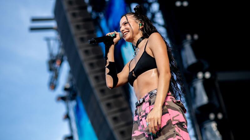 Beim Festival Deichbrand in Nordholz im Landkreis Cuxhaven standen mehr als 120 nationale und internationale Künstlerinnen und Künstler auf dem Programm - darunter die deutsche Rapperin Nina Chuba. Täglich waren rund 60.000 Musikfans auf dem Festivalgelände.