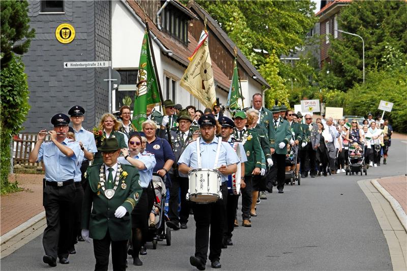 Schützen-Familie Loorz räumt in Hahnenklee ab Beim Festumzug durch den Ort beteiligen sich viele Menschen. Foto: Epping