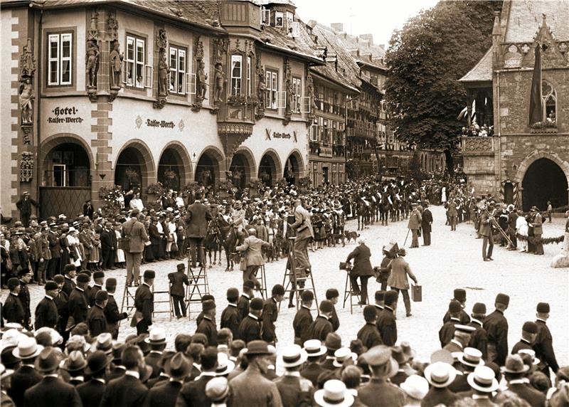Schmuckes und Kurioses aus der Welt der Kamera Beim Festumzug zur 1000-Jahrfeier der Stadt Goslar im Jahr 1922 waren etliche Fotografen auf dem Marktplatz mit den Holzkameras und Leitern im Einsatz, um das Ereignis festzuhalten, darunter auch Dr. Friedrich Behme, von dem dieses Foto stammt. Foto: Schenk