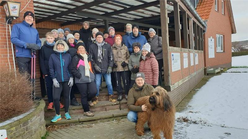 Sportlicher Spaziergang des TSV durch die winterliche Landschaft Beim Fettverbrennungslauf in Lutter sind 30 Teilnehmer mit dabei.