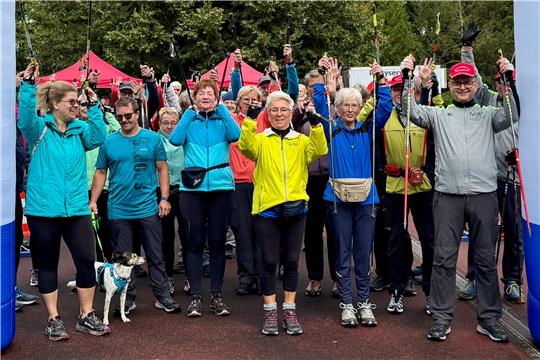 Beim Finale des Nordic-Walking-Cups sind 130 Läufer dabei, teilweise auch in tierischer Begleitung.
