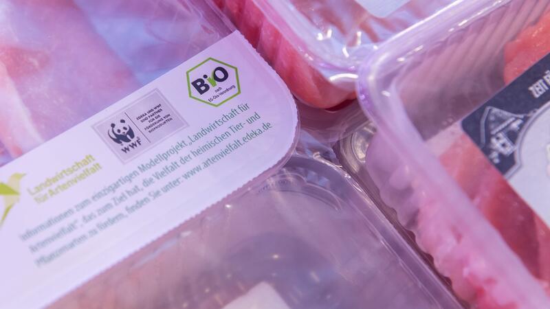 Überblick: Wie Sie gutes Grillfleisch finden Beim Fleischkauf können Verbraucher auf Siegel achten.