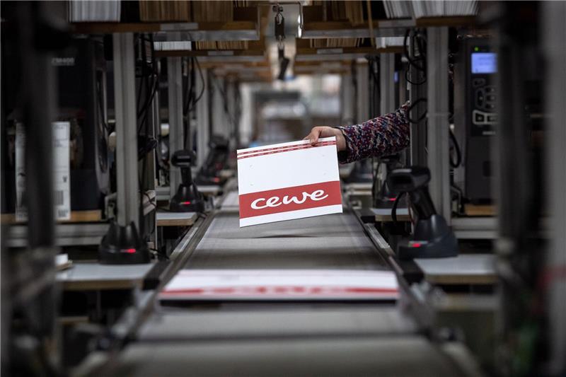 Foto-Dienstleister Cewe profitiert von Weihnachtsgeschäft Beim Fotodienstleister Cewe werden Pakete für den Versand vorbereitet.