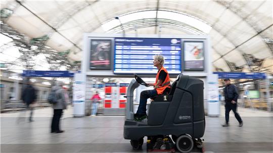 Beim Frühjahrsputz der Bahn sollen dieses Jahr doppelt so viele Stationen gereinigt werden wie sonst. (Archivbild)