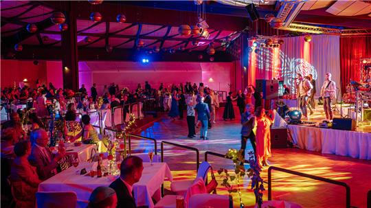 Beim Frühlingsball wird das Kurgastzentrum wieder in ein atmosphärisch-tolles Licht gehaucht.