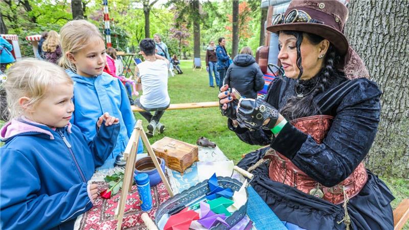 Beim Frühlingserwachen bewegen sich verschiedene Walkacts in Steampunk-Optik dur...