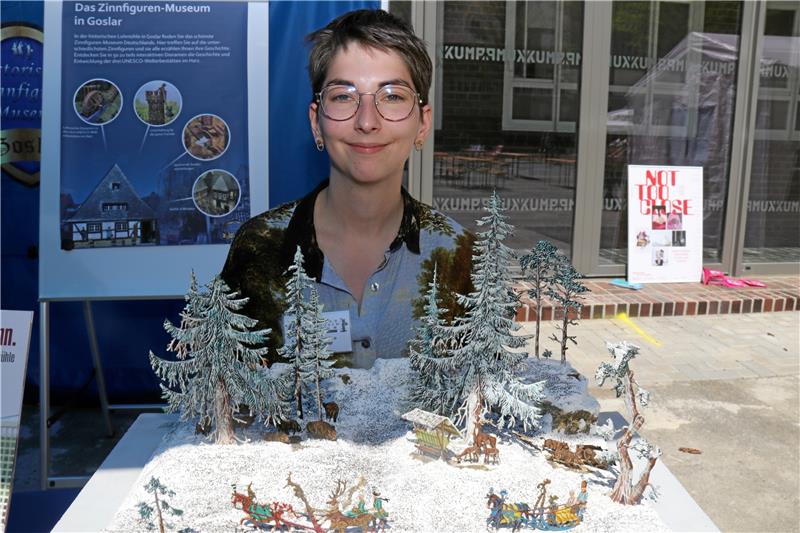 Goslarer Kulturmarktplatz mit Frühlingsfest eingeweiht Beim Frühlingsfest präsentiert Lea Knupper die Welt in Zinn. GZ-Archiv: Hartmann