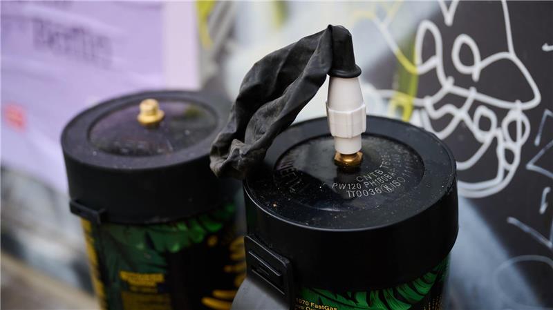 Beim Giftinformationszentrums Nord sind im vergangenen Jahr 33 Mal Menschen wegen der missbräuchlichen Inhalation von Lachgas beraten worden. (Symbolbild)