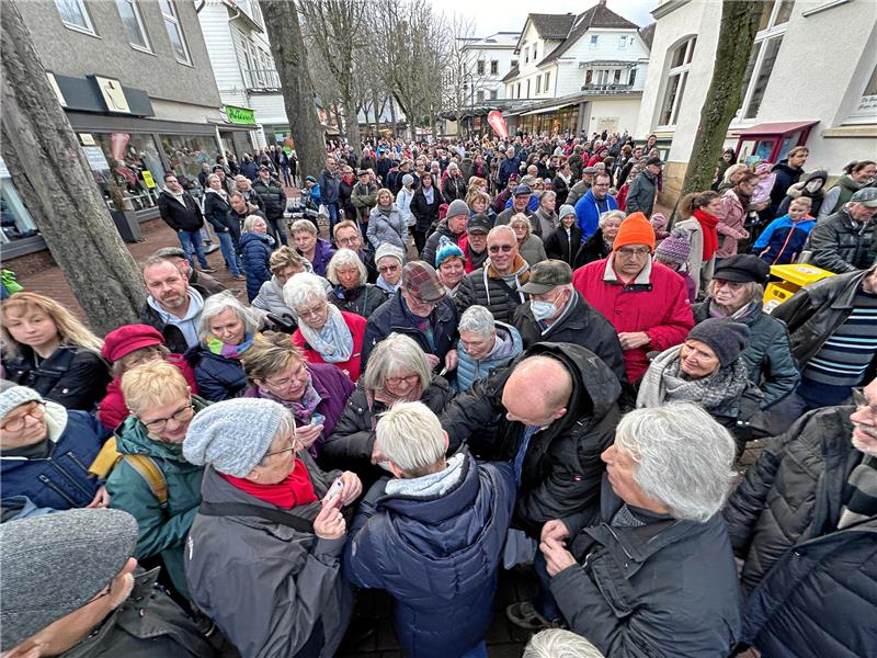 Wer bekommt das Bad Harzburger Glücksschweinchengeld? Beim Glücksschweinchenverkauf am Samstag wird in der Bummelallee - wie hier im Vorjahr - wieder großes Gedränke herrschen. Fotos: Schlegel