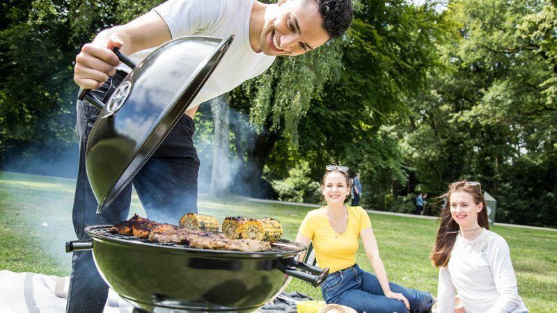 Rezepte: Tolle Rubs und Marinaden für den Grill-Spaß Beim Grillen können Sie sich kreativ ausleben. Foto: Christin Klose/dpa-tmn