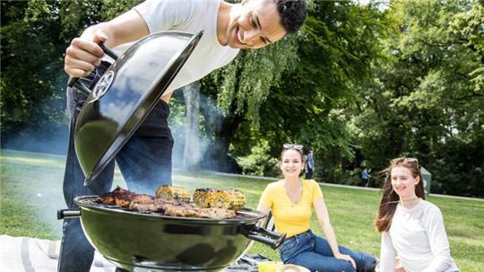 Beim Grillen können Sie sich kreativ ausleben. Foto: Christin Klose/dpa-tmn