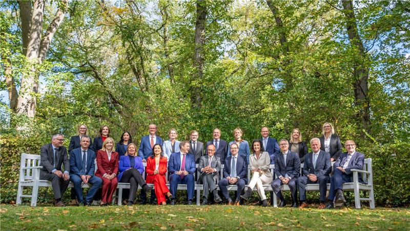 Bundesregierung will schlechte Laune vertreiben Beim Gruppenfoto fehlen zwei Teilnehmer.