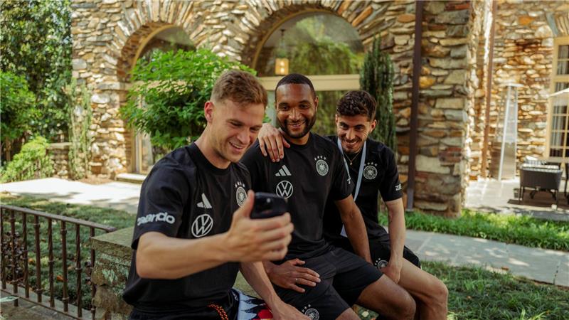 Beim Handy-Talk mit dem Kanzler wird der Stellenwert Tahs im DFB-Team deutlich. (Archivbild) 