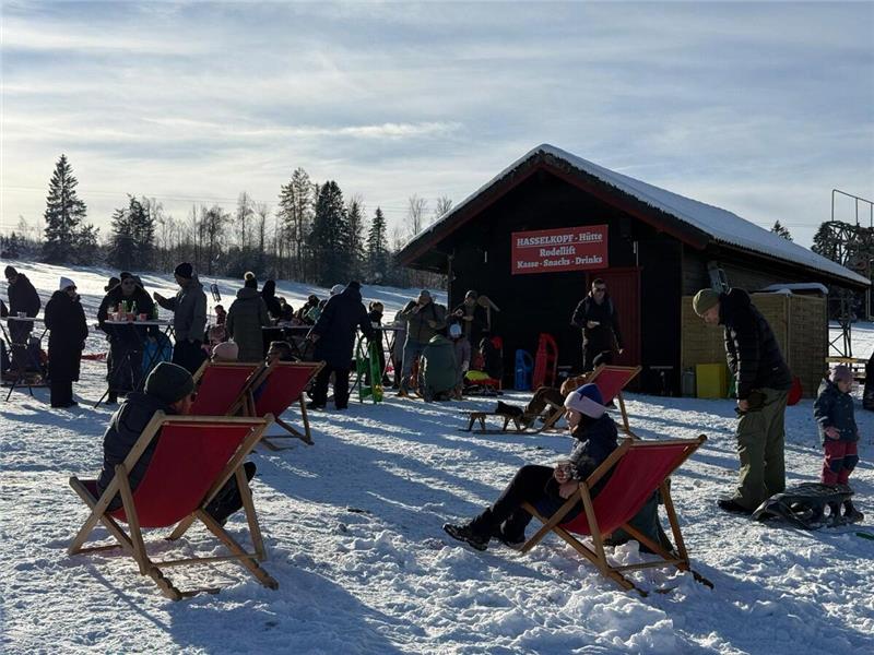 Beim Hasselkopf in Braunlage treffen sich viele Menschen zum Rodeln. 