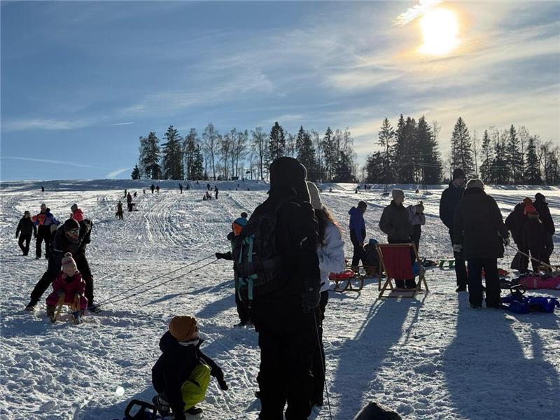 Beim Hasselkopf in Braunlage treffen sich viele Menschen zum Rodeln. 