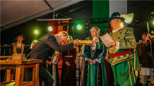 Ein Bild vom Heimatfest. Ortsbürgermeister Alexander Ehrenberg verbeugt sich vor dem verkleideten Herzog und nimmt den Brief entgegen.