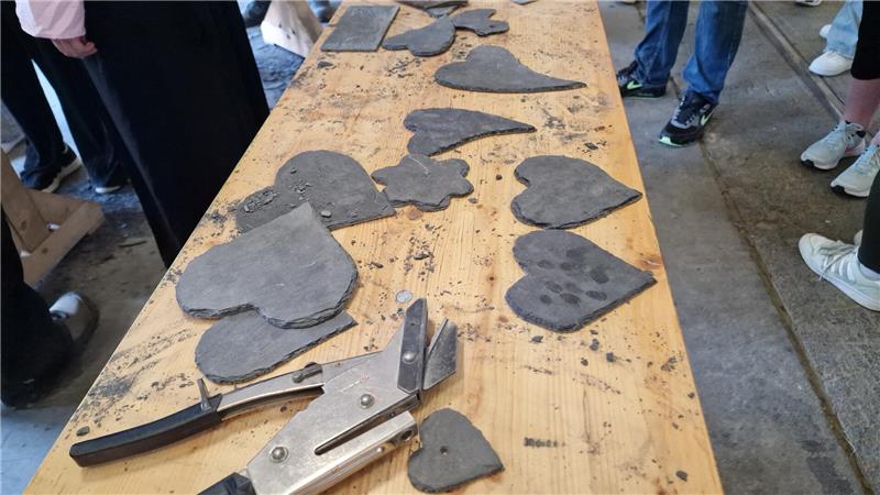 Schule-Kultur-Projekt: Was ist am Rammelsberg passiert? Beim Herstellen von Schieferherzen ist der richtige Winkel mit dem Hammer entscheidend.