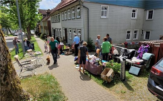 Beim Hof- und Garagenflohmarkt werden die verschiedensten Dinge angeboten, so wie hier zu sehen auf Einfahrten. Fotos: Exner