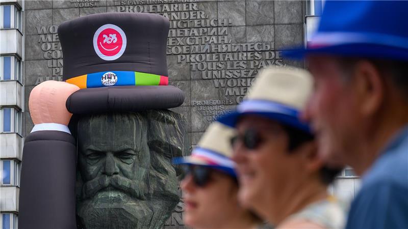 Kulturhauptstadt ade - Was bleibt von Chemnitz 2025? Beim Hutfestival bekam auch das überregional bekannte Wahrzeichen der Stadt eine Kopfbedeckung verpasst (Archivbild)