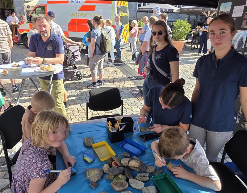 Beim Infostand von Start Right können Kinder Steine mit ihren Wunschmotiven bemalen.