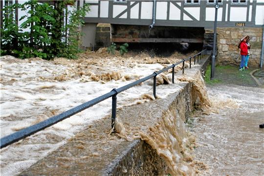 Beim Juli-Hochwasser 2017 tritt die Abzucht über die Ufer und richtet Millionenschäden in der Altstadt an. Archivfoto: Epping