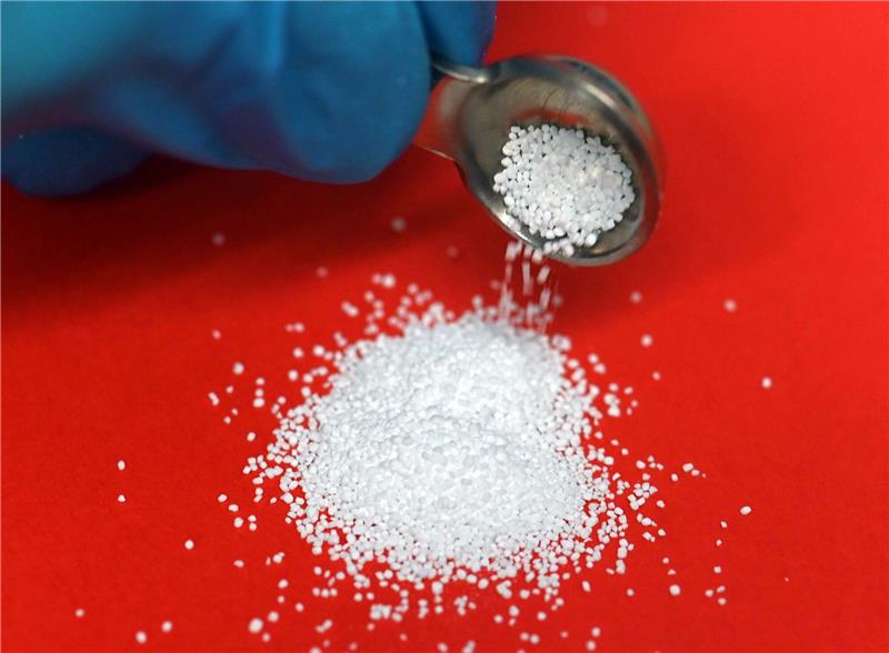 Beim Karlsruher Institut für Technologie (KIT) wird Lithiumhydroxid gezeigt.