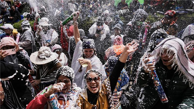 Beim Karneval der Schwarzen und Weißen wird die Überwindung ethnischer Unterschiede gefeiert.