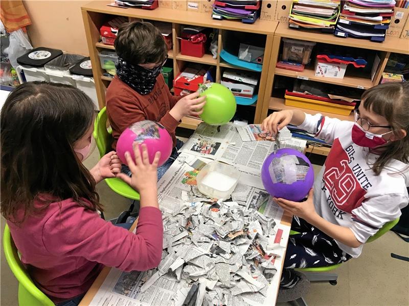 „KidZ“-Projekt in der Grundschule Vienenburg Beim „KidZ“-Projekt wird nicht nur gebastelt – Viertklässler der Grundschule Vienenburg erfahren Interessantes über das Medium Zeitung. Fotos: Privat