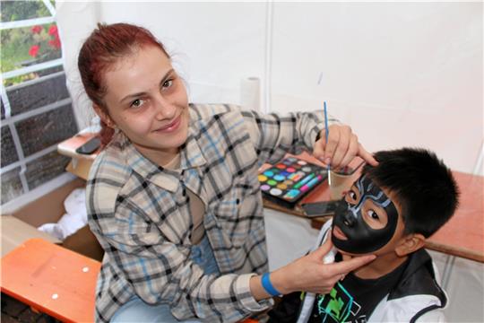 Beim Kinderfest in Festenburg: Anhelina Brovko bemalt das Gesicht von Khang. Foto: Wendt